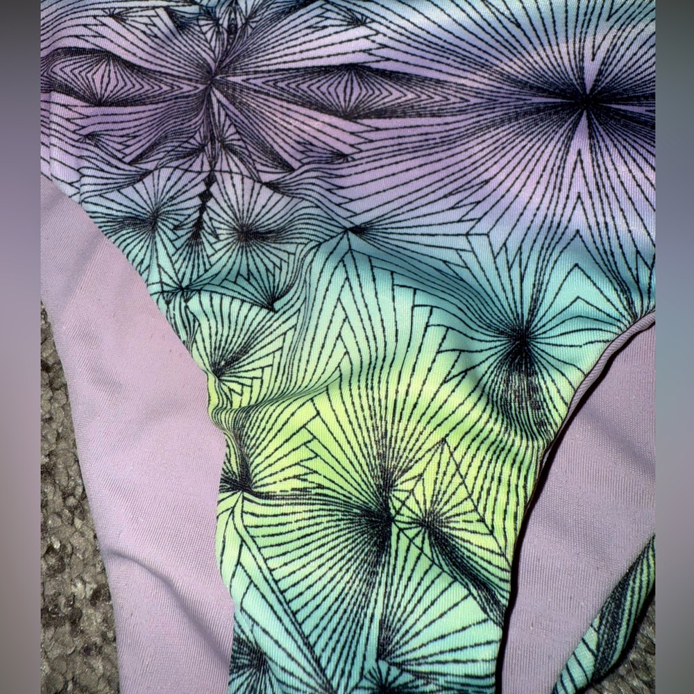 Geometric design and lavender reversible bikini bottoms s/m cheeky - Picture 4 of 6